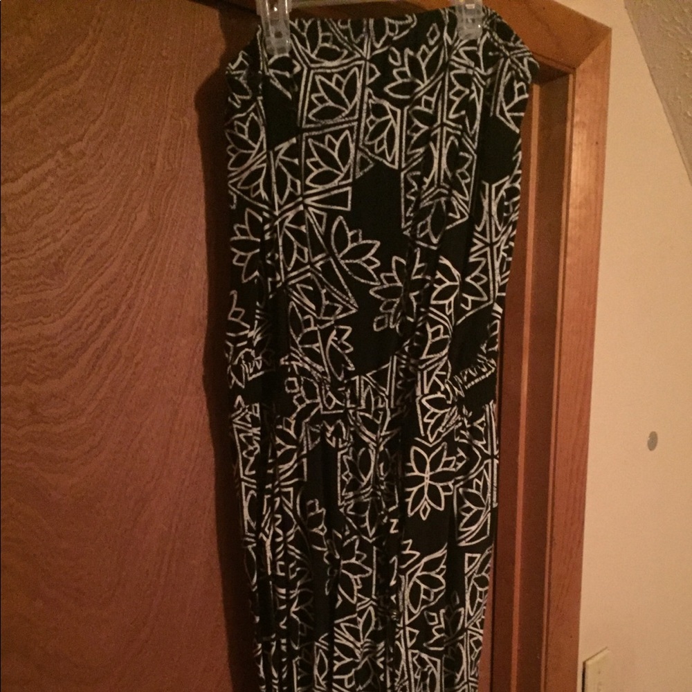 Sleeveless, long romper. Very comfortable!